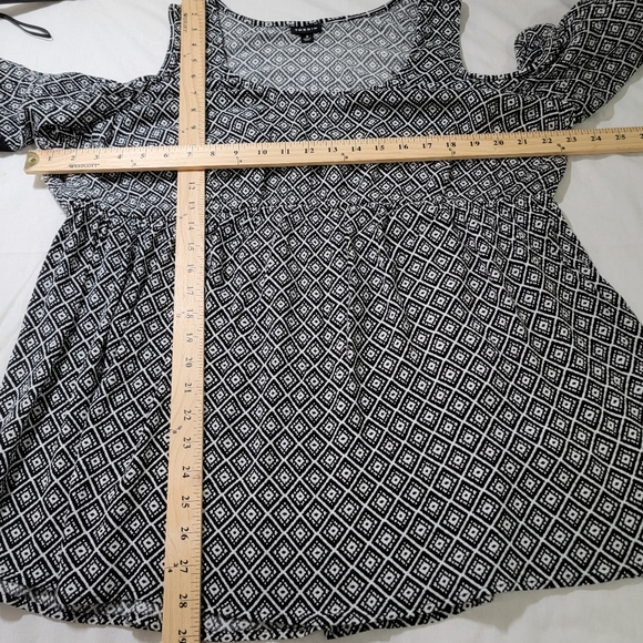 Torrid Cold Shoulder Gauze Top Women’s Size 3 Black And White - Picture 8 of 11